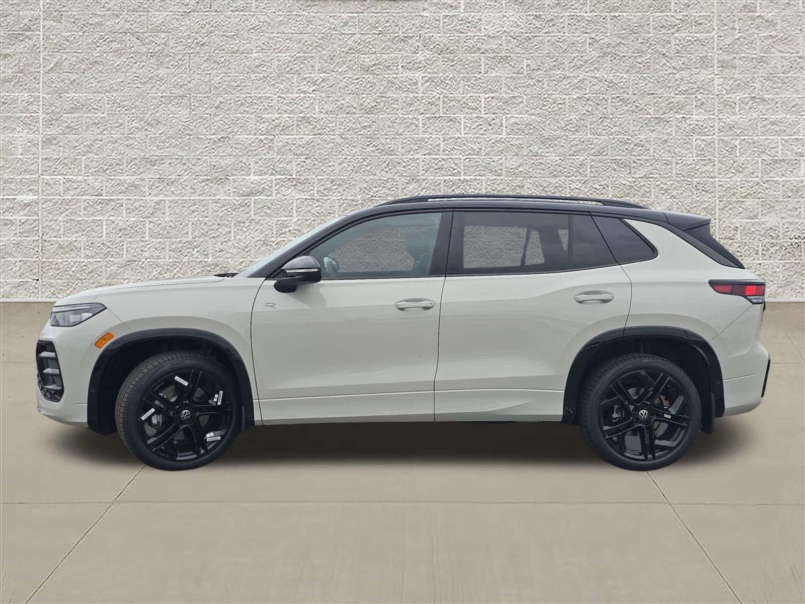 New 2026 Volkswagen Tiguan SE R-Line AWD/4WD image 4