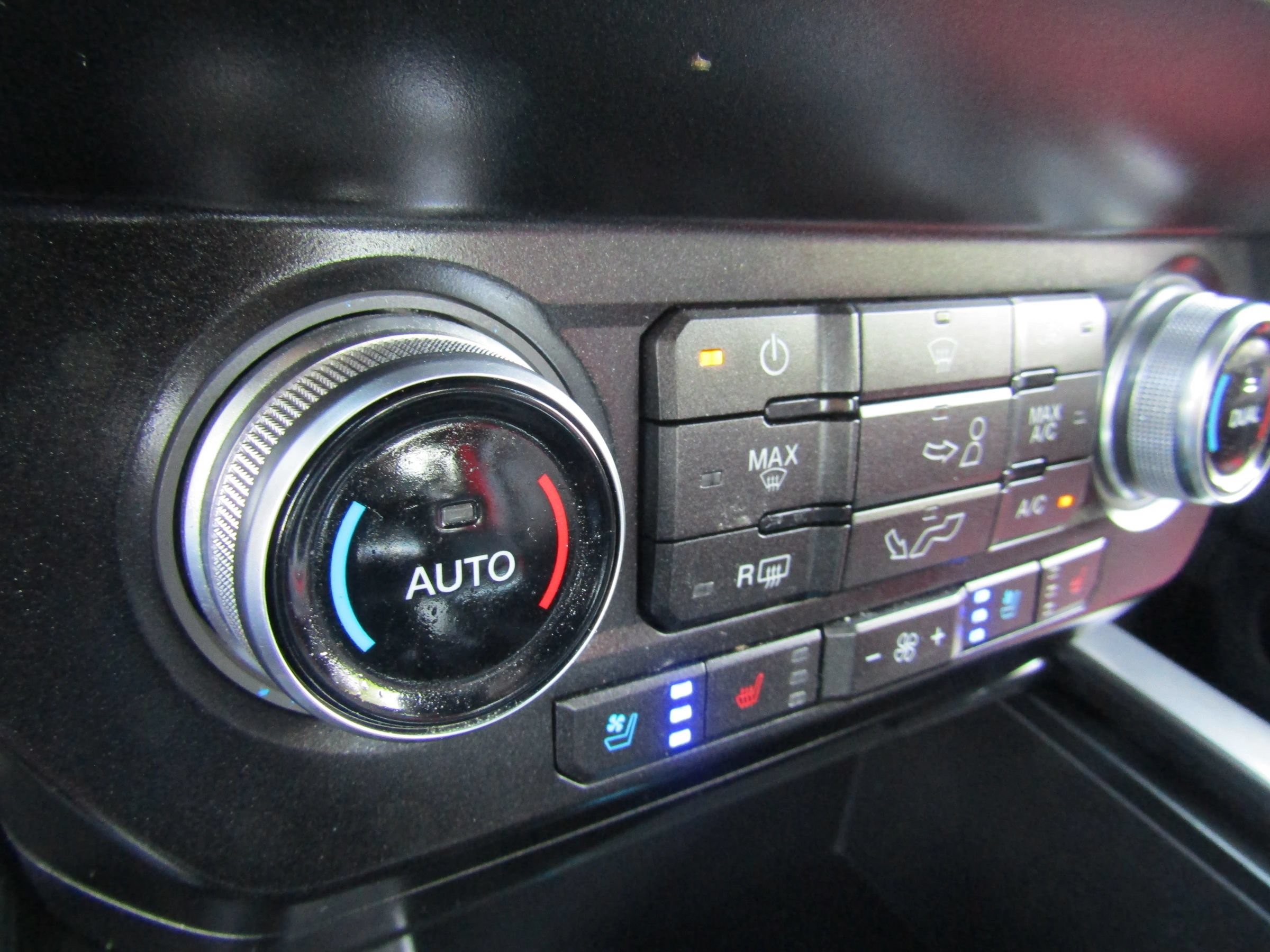 Used 2019 Ford F150 Lariat w/ Equipment Group 502A Luxury AWD/4WD image 34