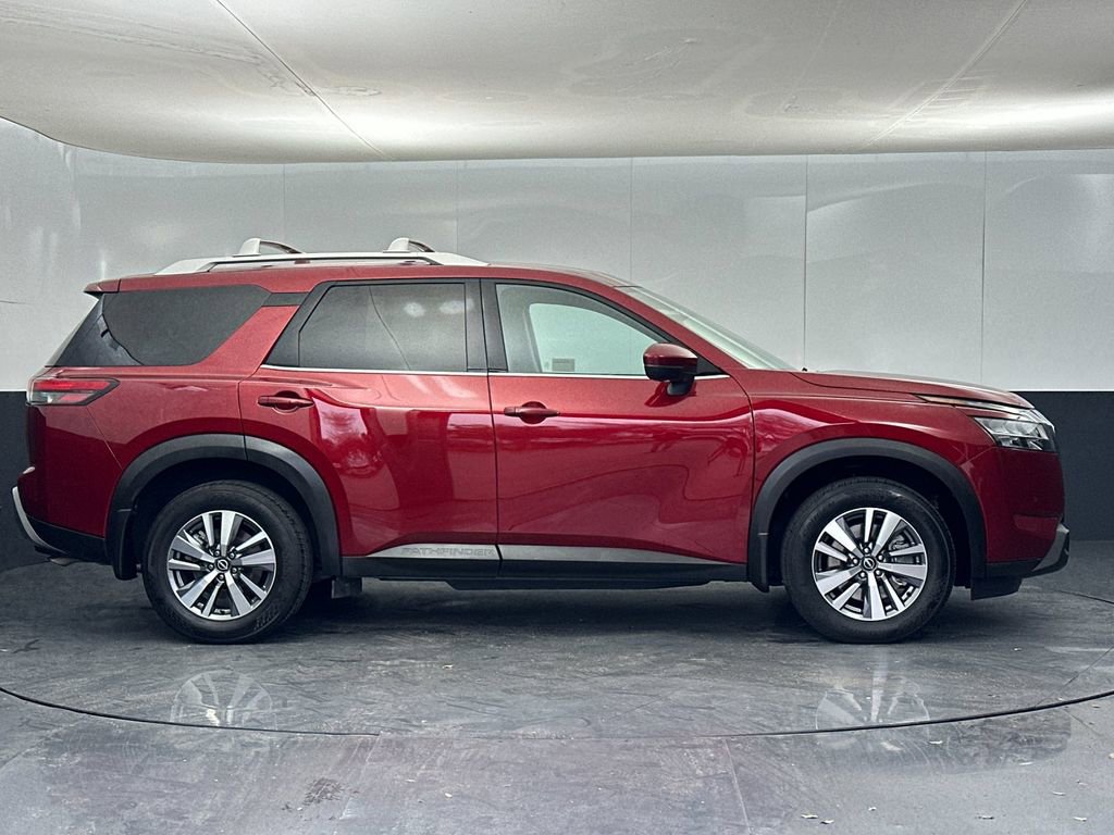 Used 2024 Nissan Pathfinder SL image 2