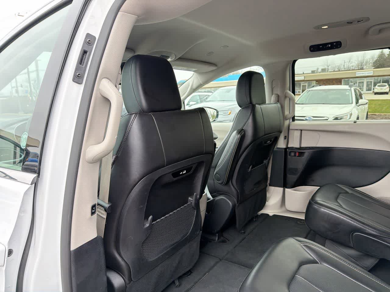 Used 2024 Chrysler Pacifica Touring-L FWD image 22