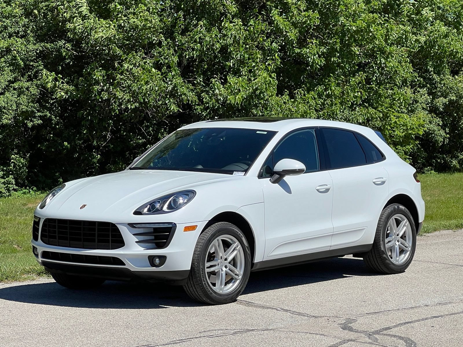 Used 2018 Porsche Macan AWD/4WD image 1