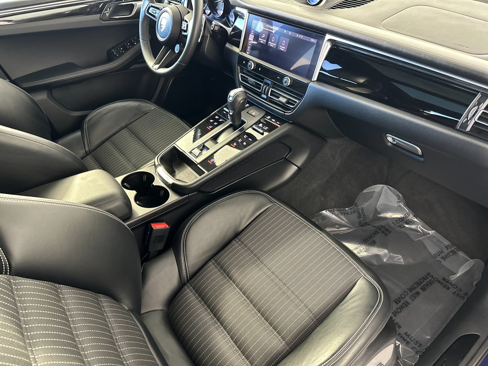 Certified 2023 Porsche Macan Turbo AWD/4WD image 18