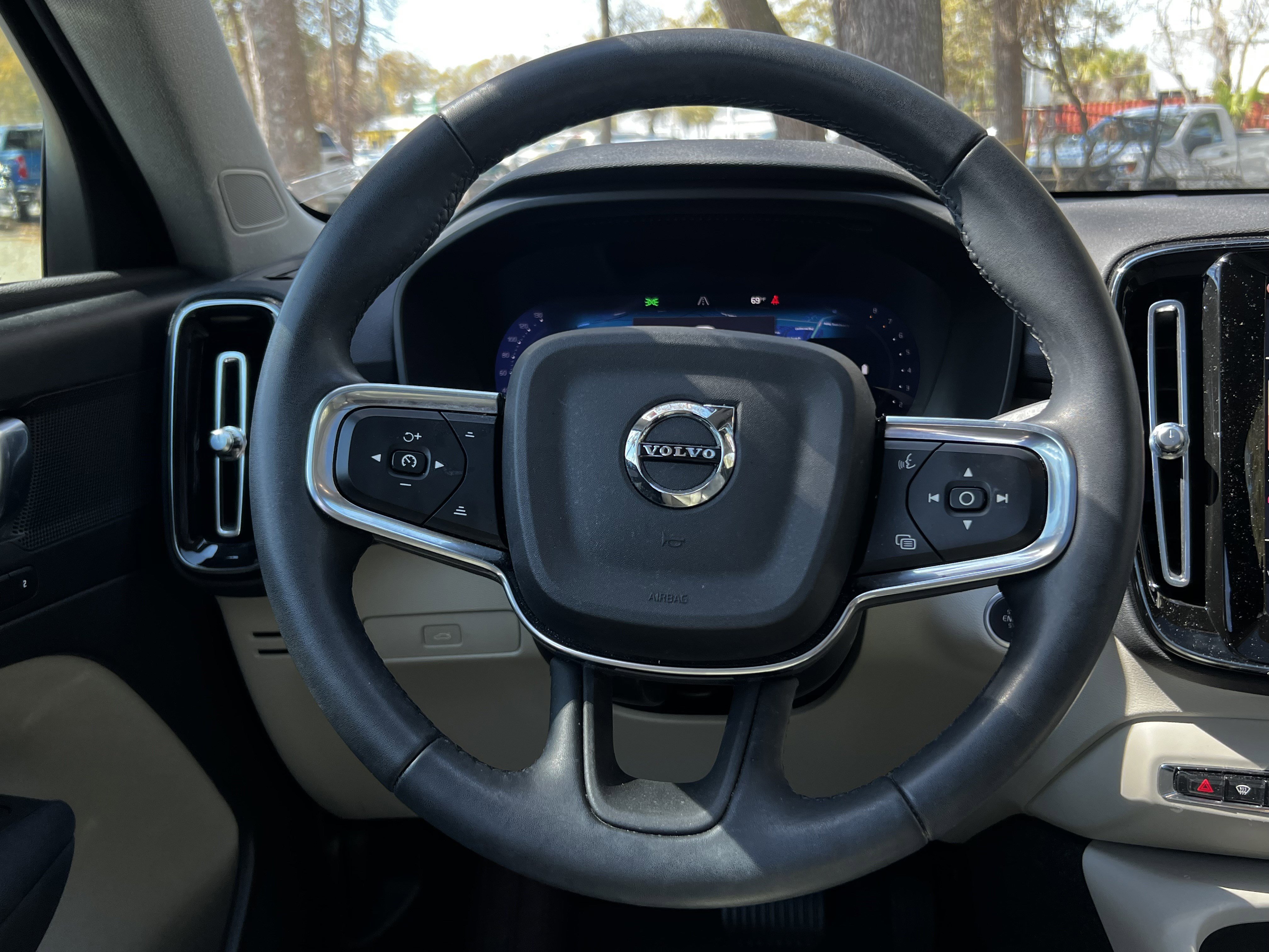 Used 2023 Volvo XC40 B5 Plus image 32