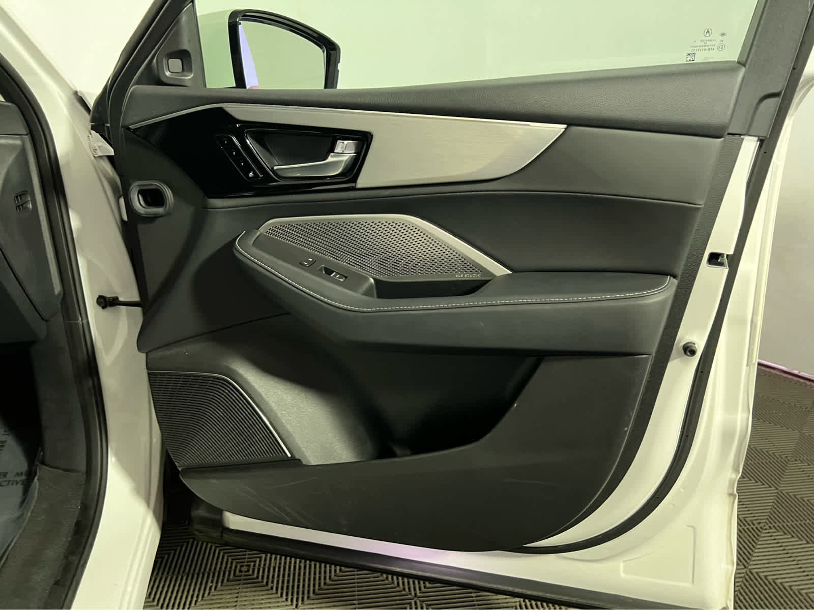 Used 2023 Acura MDX SH-AWD w/ Technology Package image 32