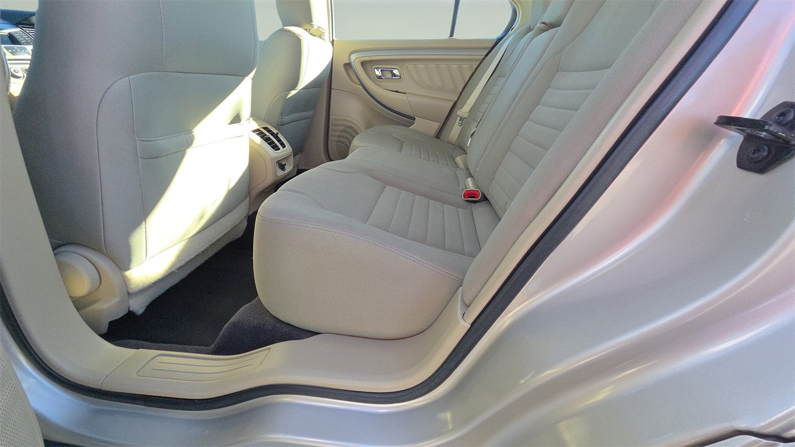 Used 2018 Ford Taurus SE image 26