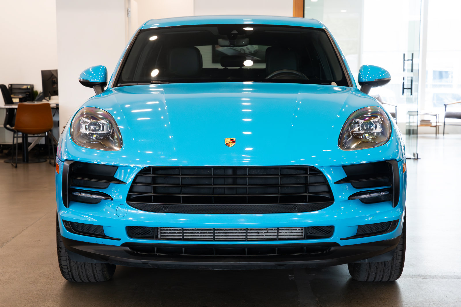 Used 2019 Porsche Macan w/ Premium Package AWD/4WD image 2