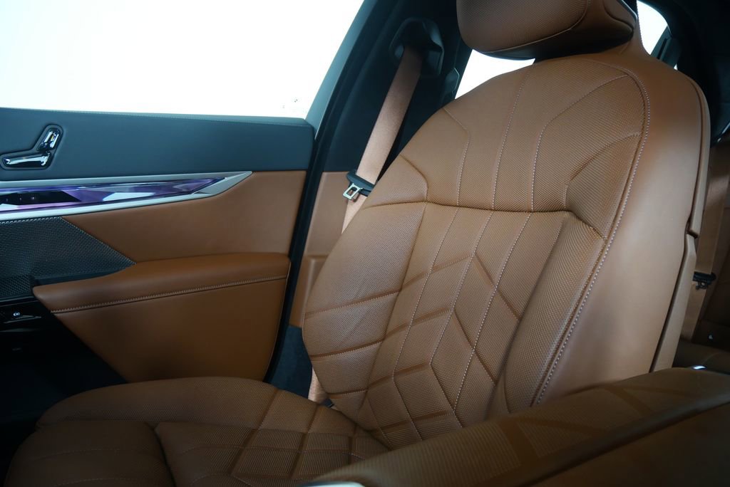 Certified 2025 BMW 740i image 29