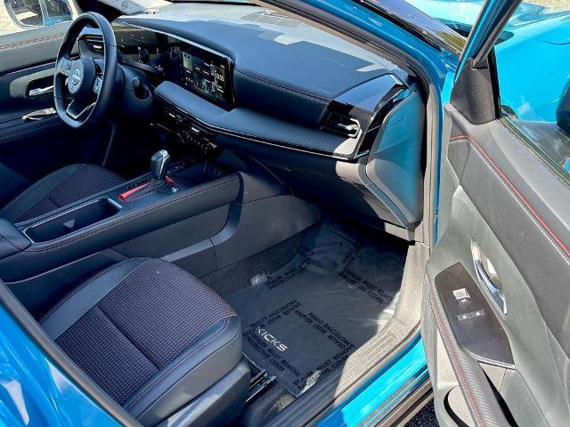 Certified 2025 Nissan Kicks SR FWD image 25
