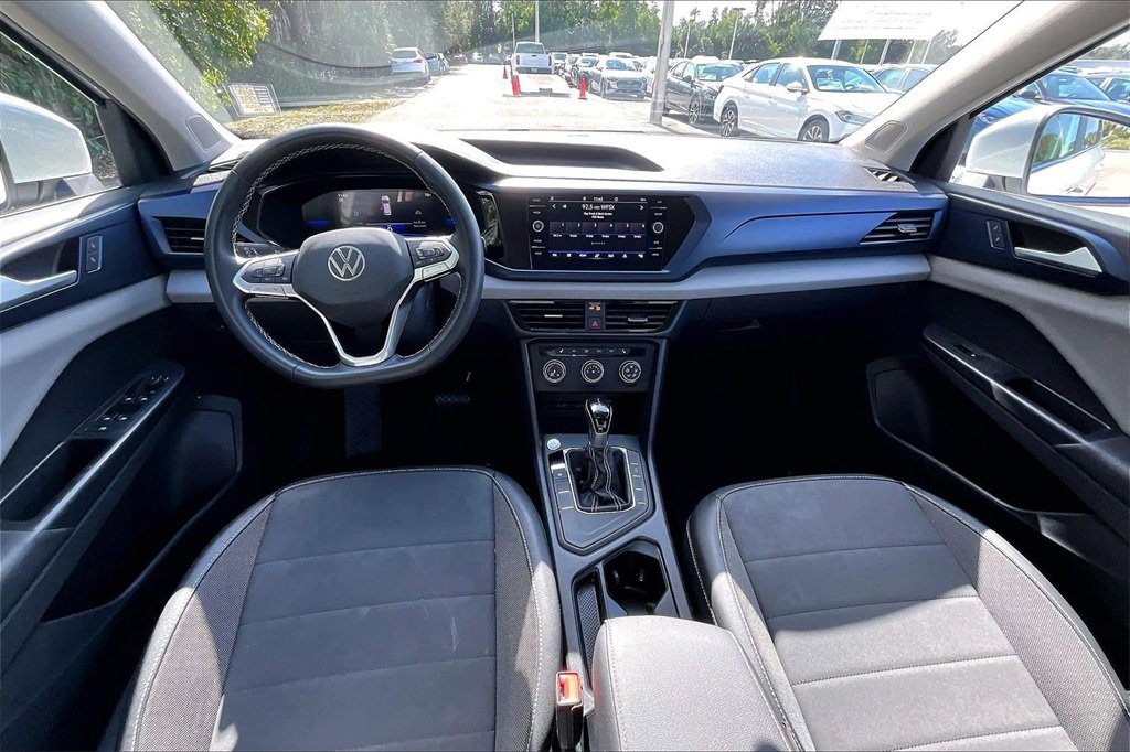 Certified 2022 Volkswagen Taos SE image 3