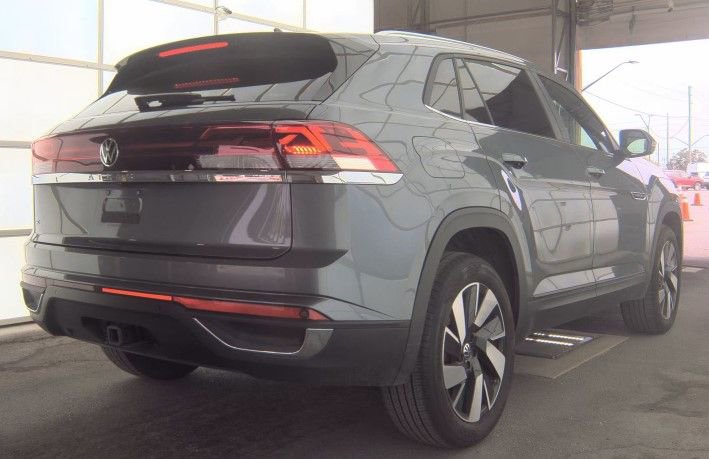 Used 2025 Volkswagen Atlas Cross Sport SE FWD image 2