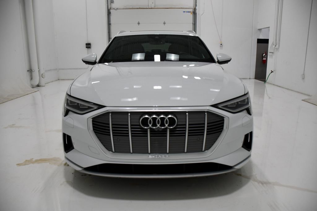 Used 2022 Audi e-tron Premium Plus w/ Premium Plus Package image 2