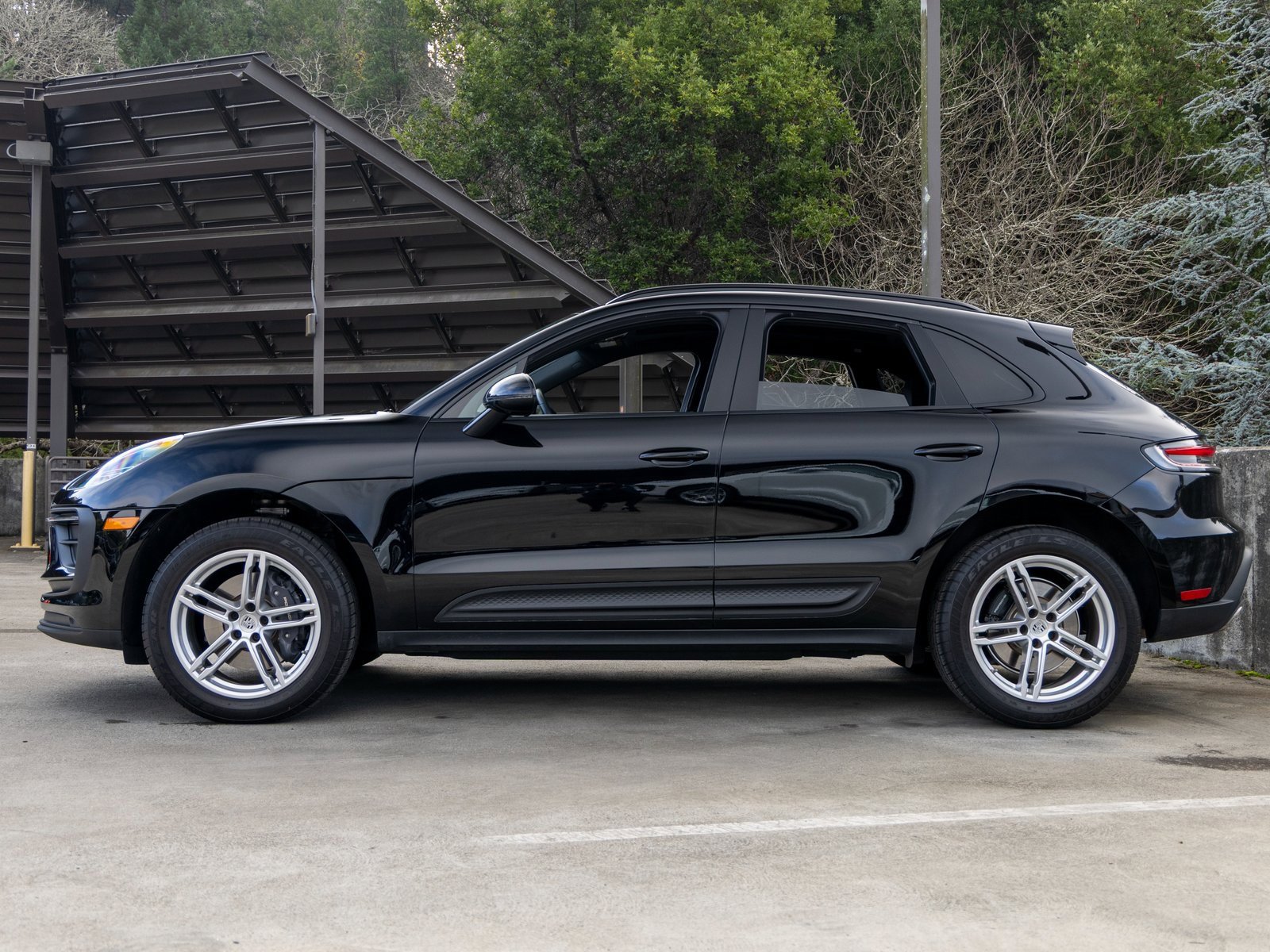 Certified 2025 Porsche Macan image 2