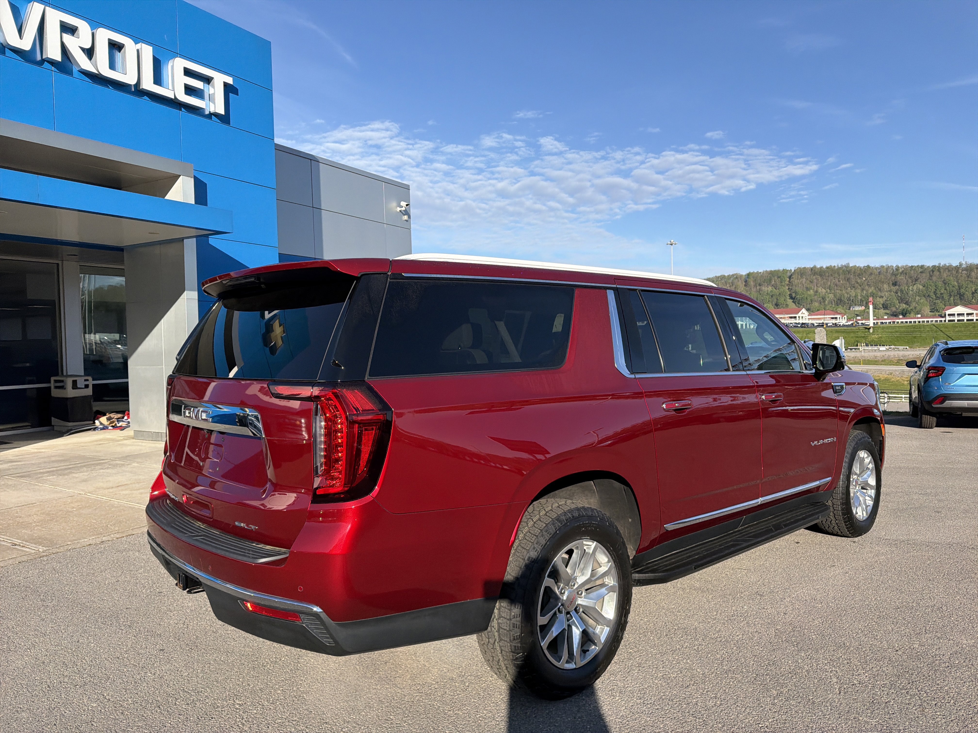 Used 2023 GMC Yukon XL SLT w/ SLT Luxury Package AWD/4WD image 4