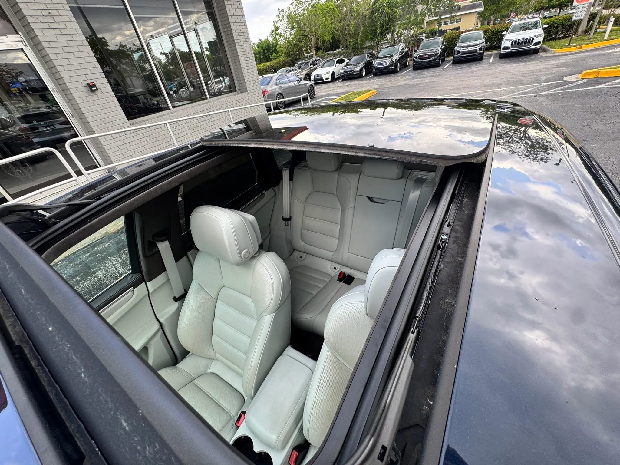 Used 2017 Porsche Macan Turbo AWD/4WD image 27