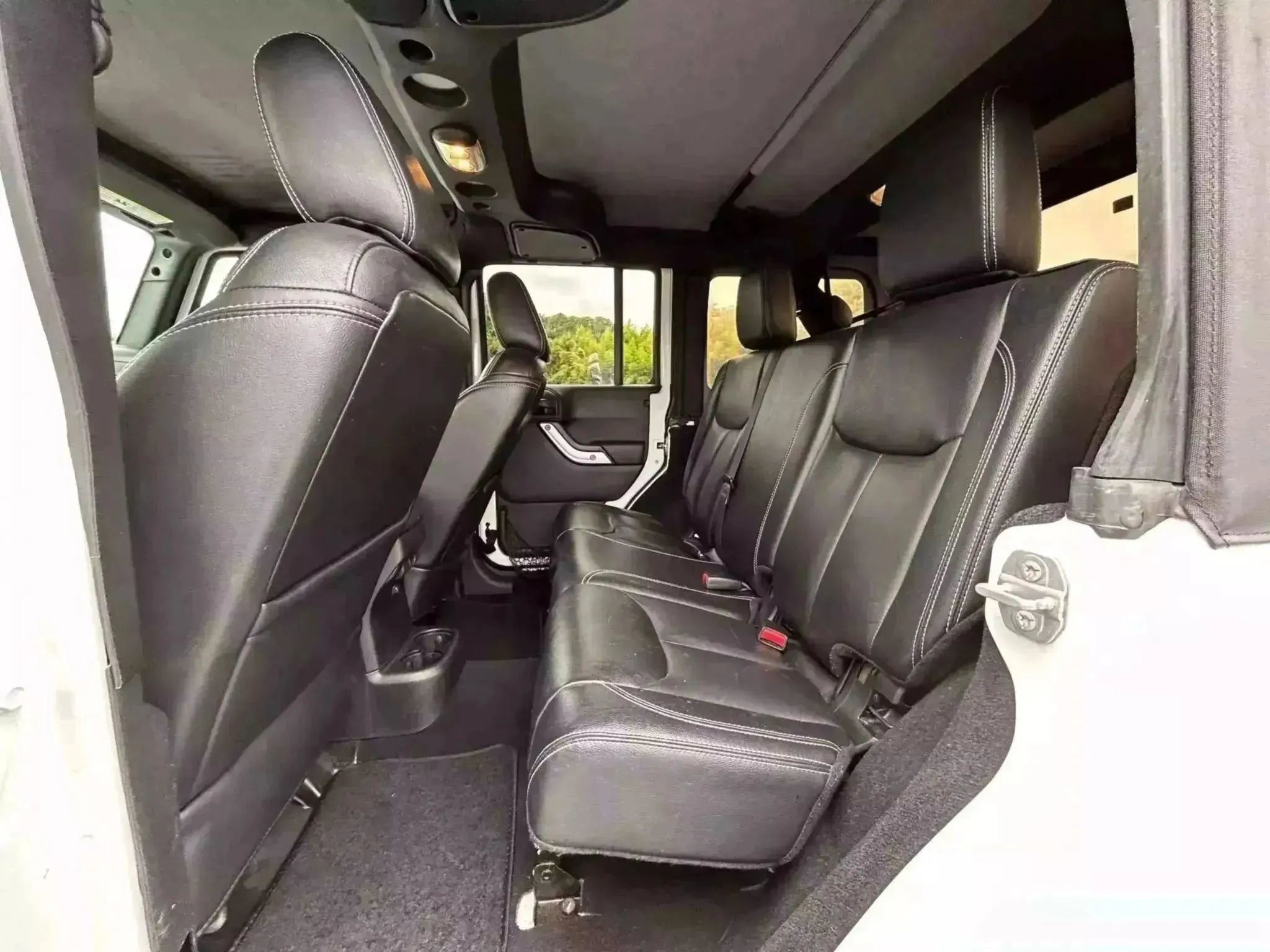 Used 2015 Jeep Wrangler Unlimited Sahara w/ Connectivity Group AWD/4WD image 26