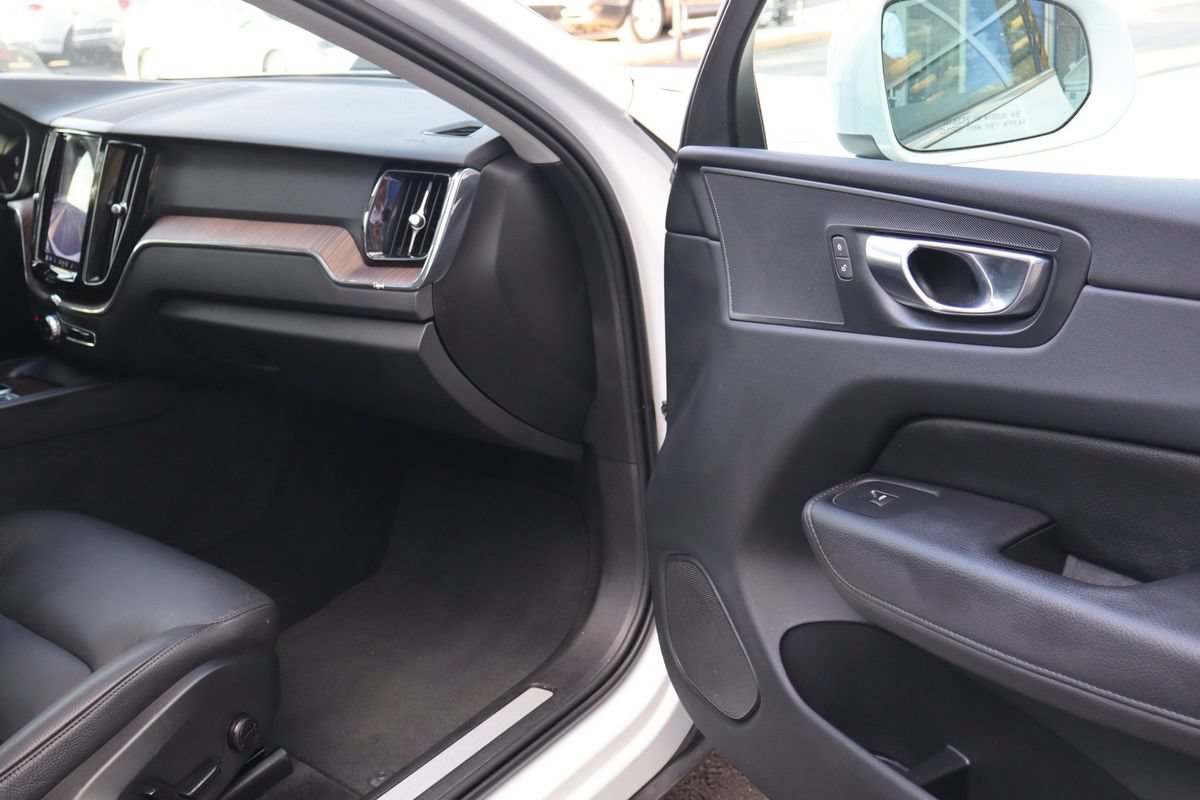 Used 2022 Volvo XC60 B5 Momentum AWD/4WD image 13