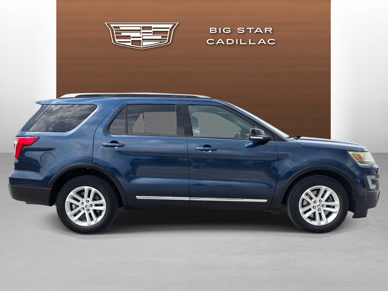 Used 2017 Ford Explorer XLT w/ Equipment Group 202A FWD image 6