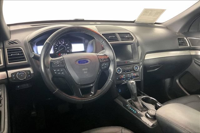 Used 2017 Ford Explorer XLT w/ Equipment Group 202A AWD/4WD image 3