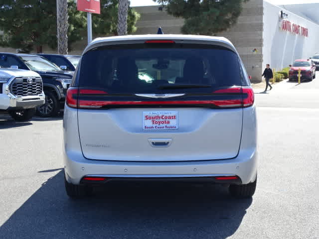 Used 2023 Chrysler Pacifica Touring-L FWD image 13