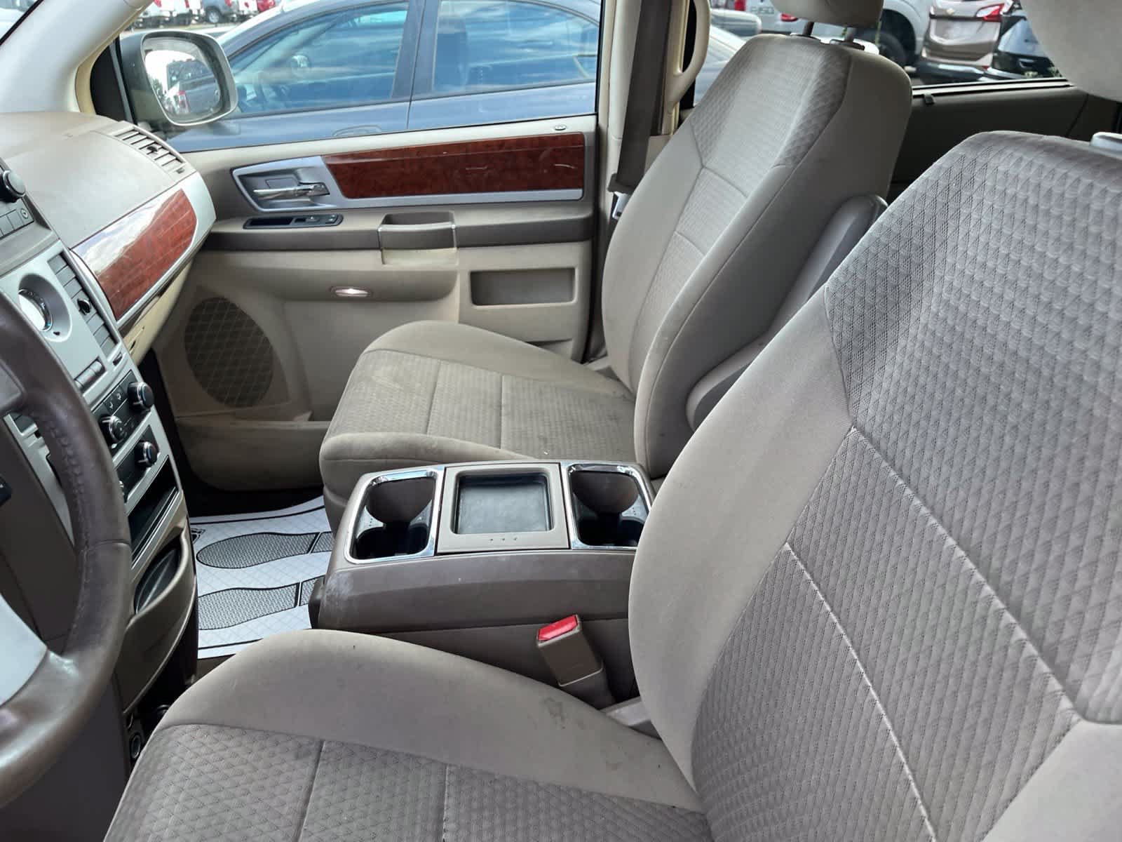 Used 2009 Chrysler Town & Country Touring w/ Family Value Group FWD image 23