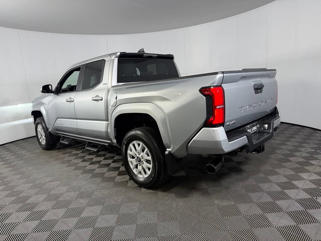 Used 2025 Toyota Tacoma SR5 AWD/4WD image 9