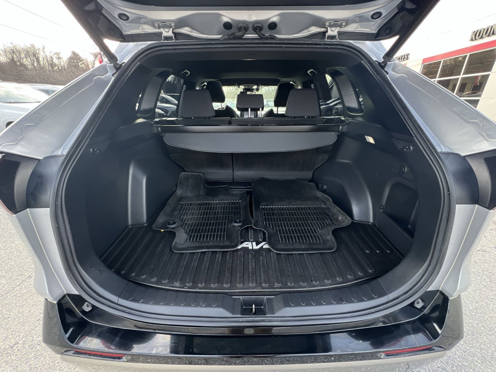 Used 2022 Toyota RAV4 SE w/ Convenience Package image 25