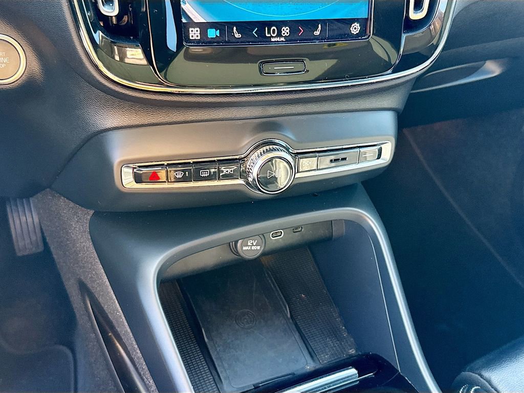 Used 2023 Volvo XC40 B5 Plus image 17