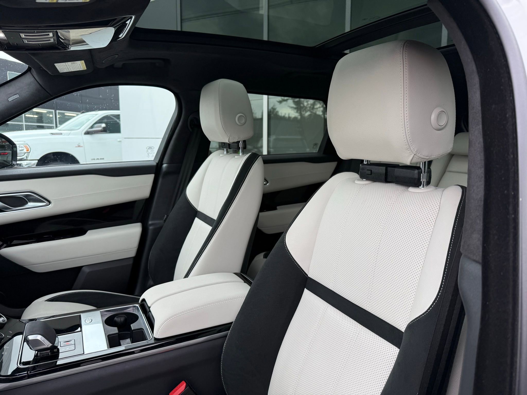 Used 2023 Land Rover Range Rover Velar R-Dynamic S image 47