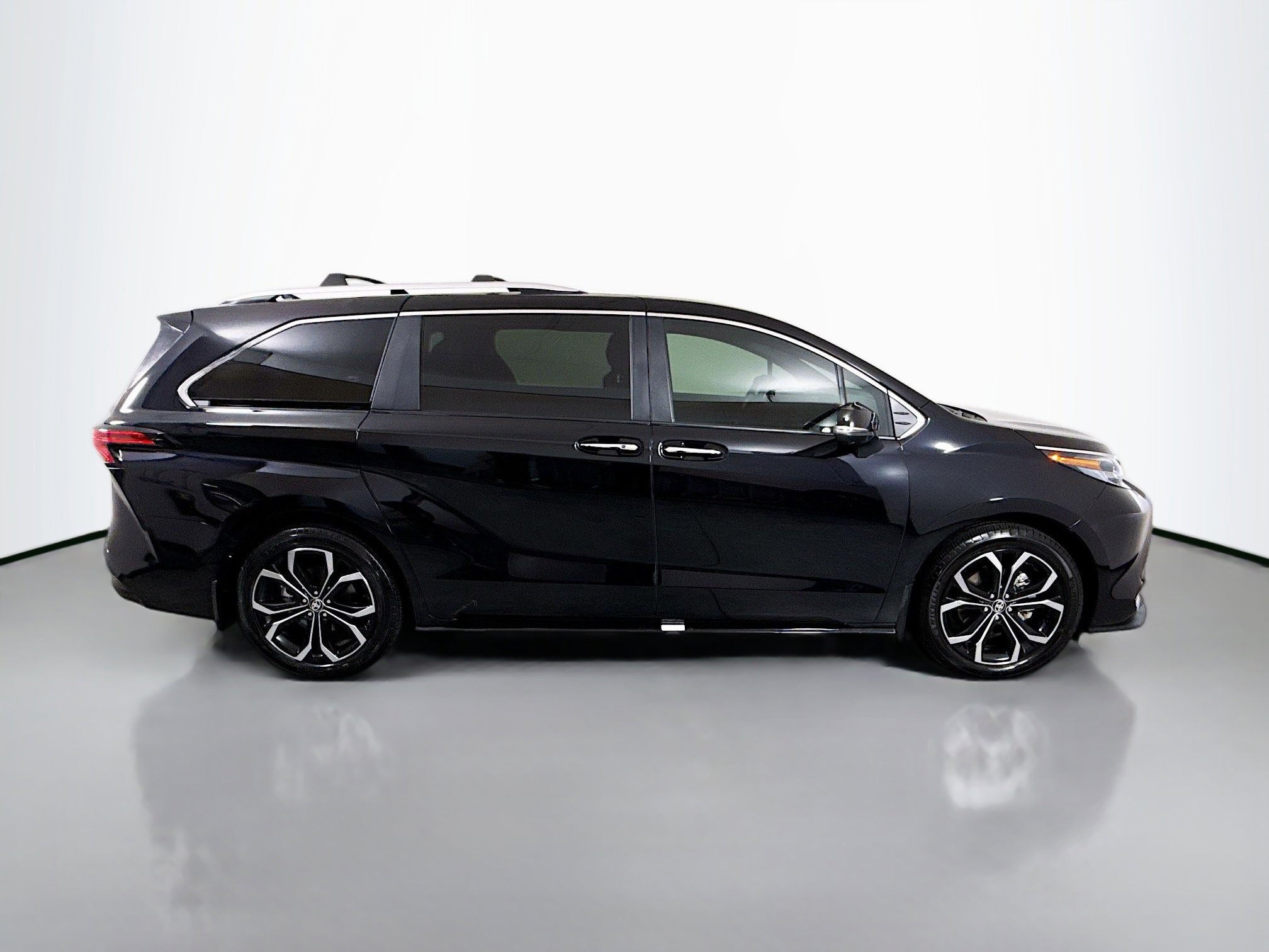 Used 2025 Toyota Sienna Platinum FWD image 8