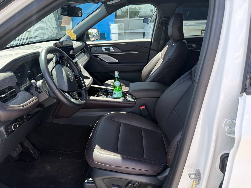 Used 2025 Ford Explorer Platinum RWD image 17