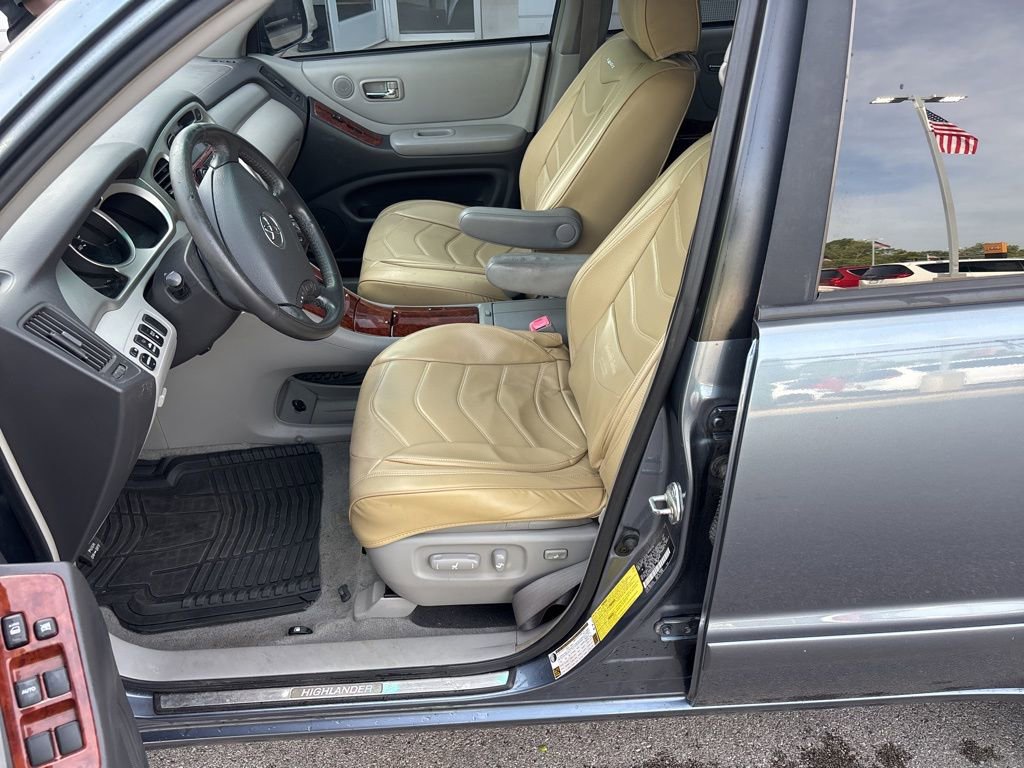 Used 2005 Toyota Highlander 2WD V6 w/ 3rd Row image 8