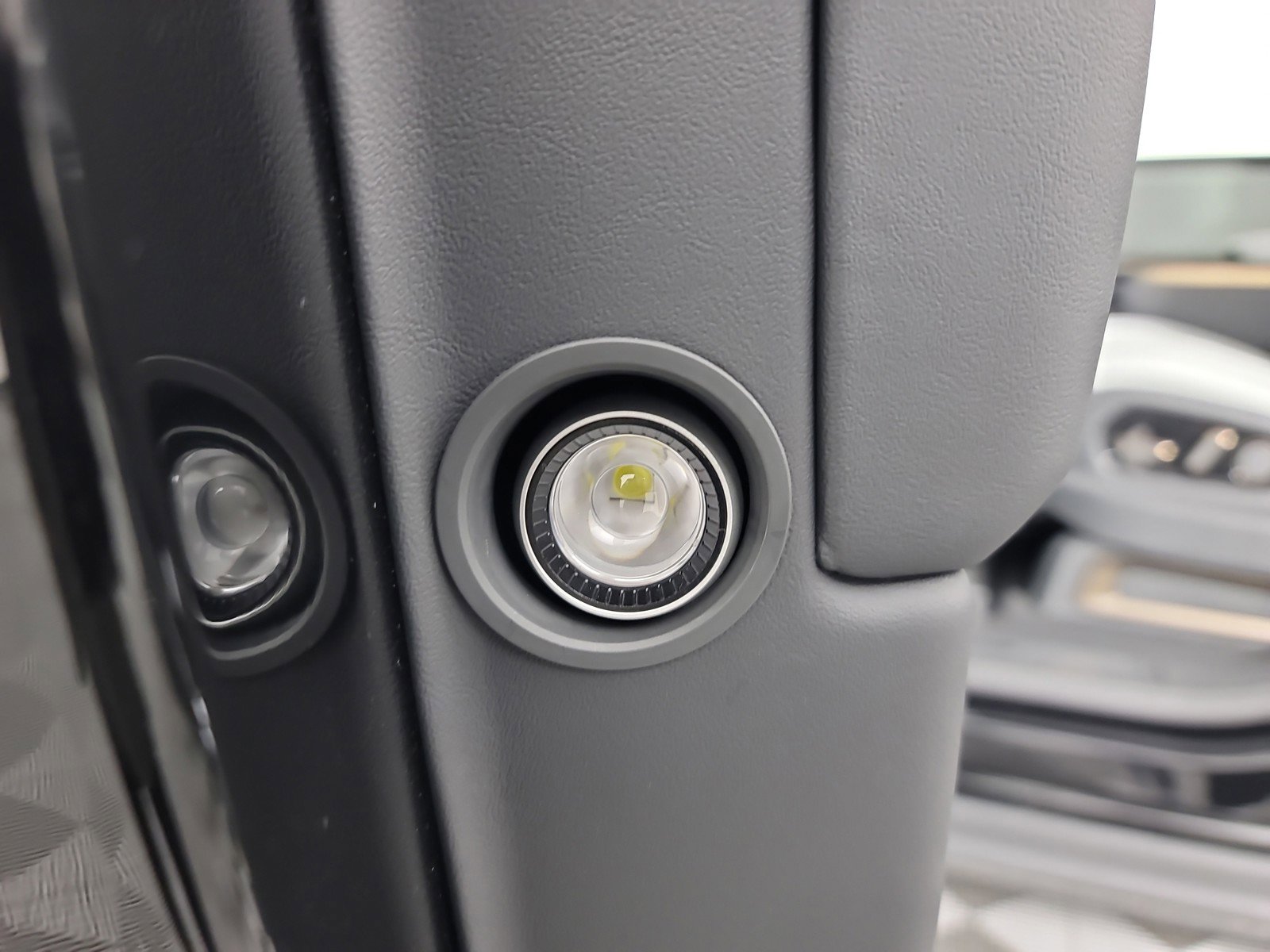 Used 2025 Rivian R1S Premium image 32