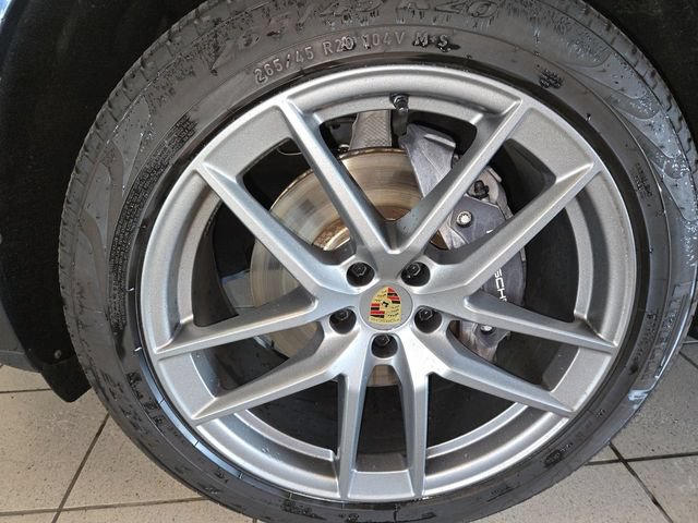 Used 2025 Porsche Macan AWD/4WD image 10