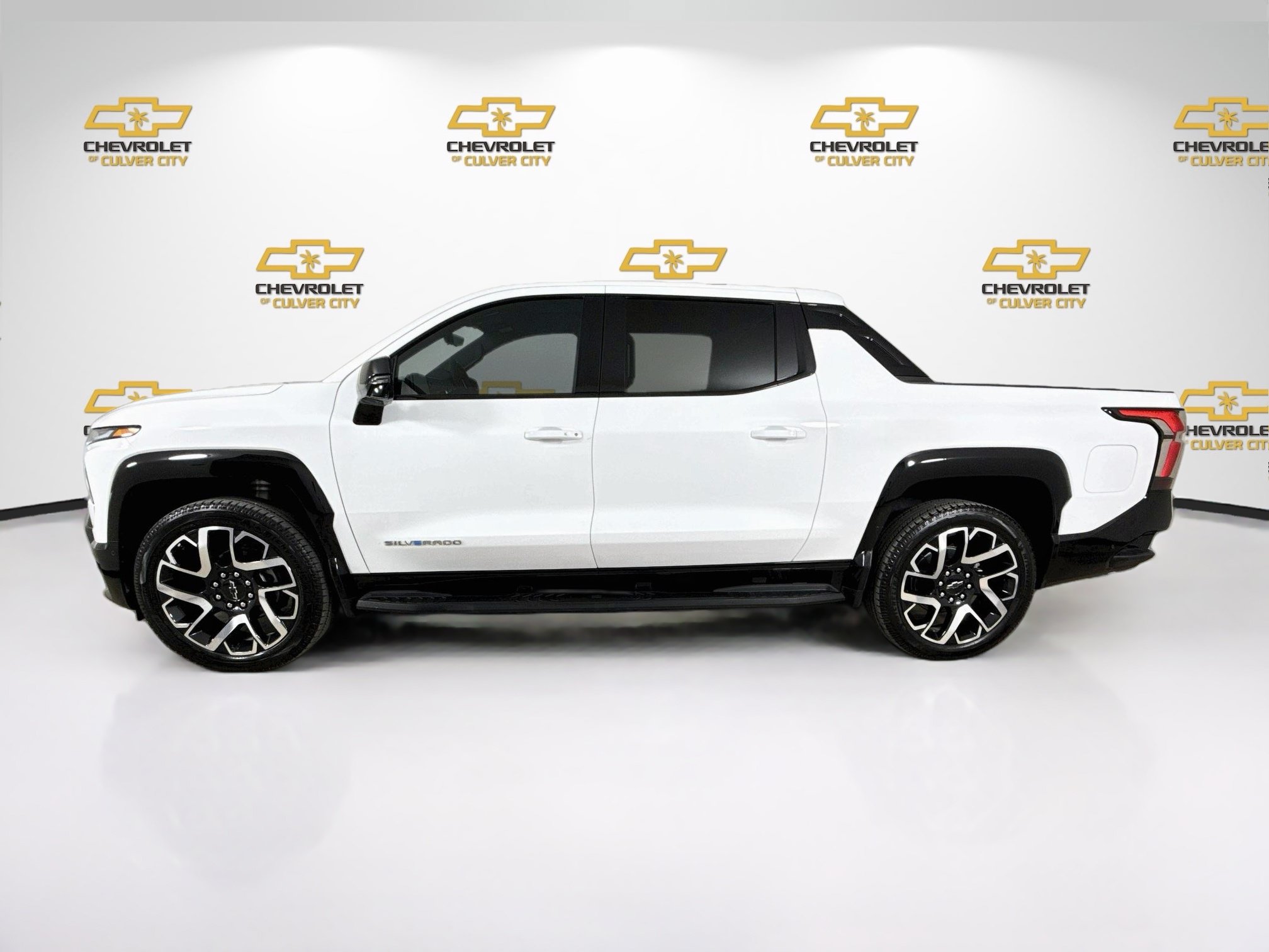 Used 2025 Chevrolet Silverado EV RST AWD/4WD image 5