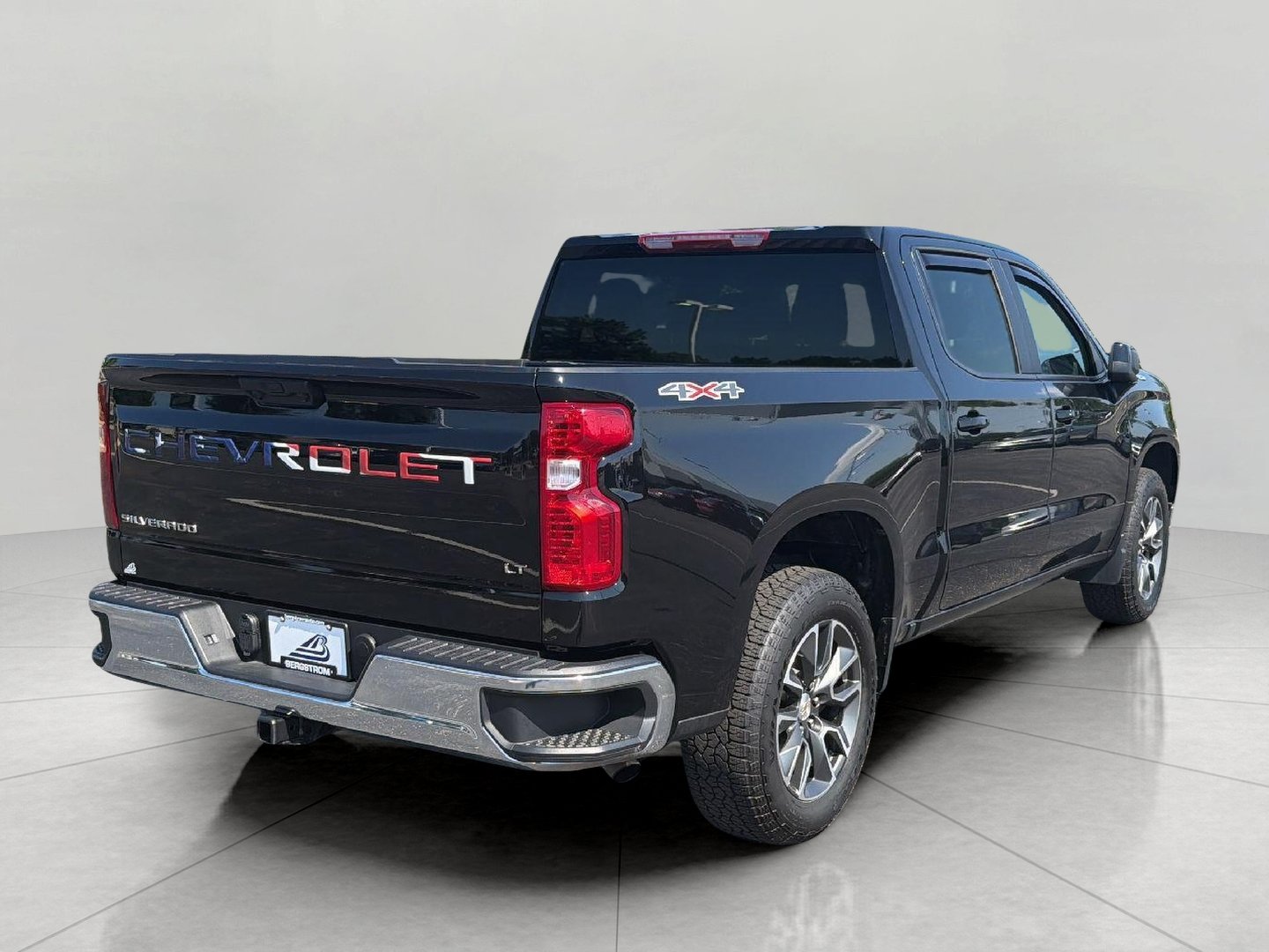 Used 2025 Chevrolet Silverado 1500 LT AWD/4WD image 4