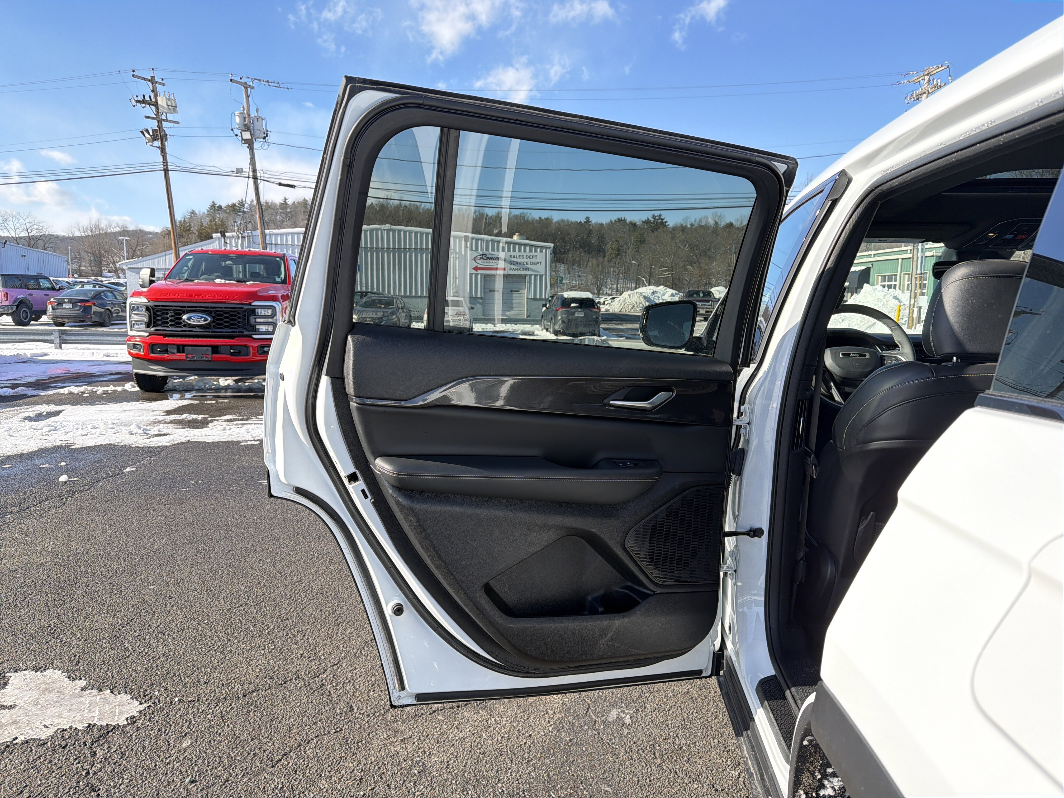 Used 2023 Jeep Grand Cherokee L Laredo image 28