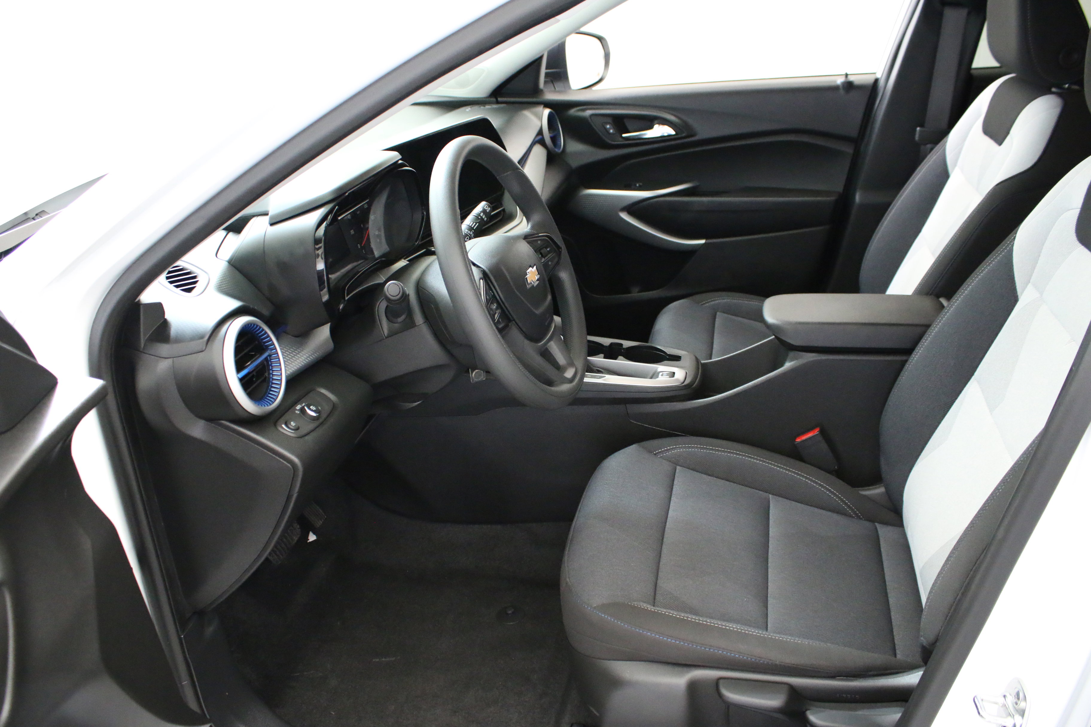 Used 2025 Chevrolet Trax LS image 26