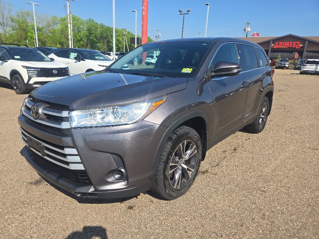 Used 2019 Toyota Highlander LE AWD/4WD image 3