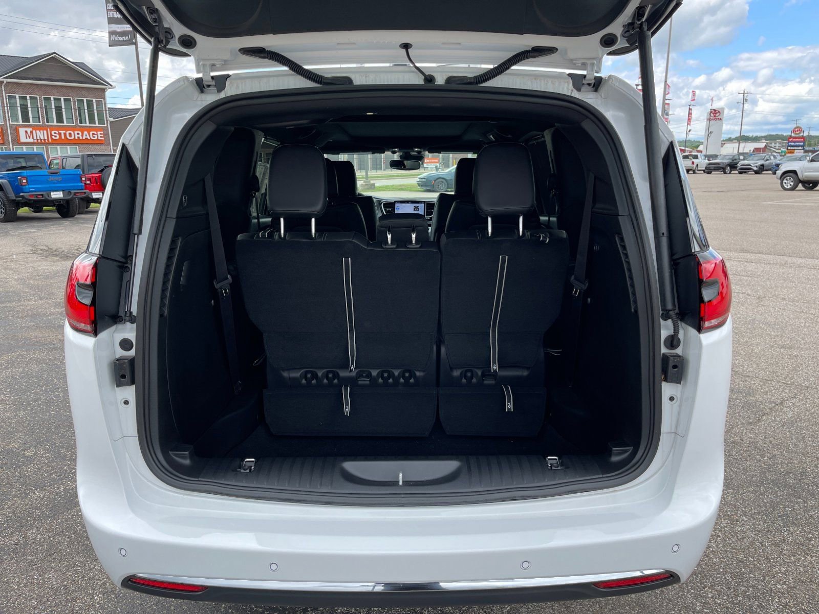 New 2026 Chrysler Pacifica Select AWD/4WD image 18