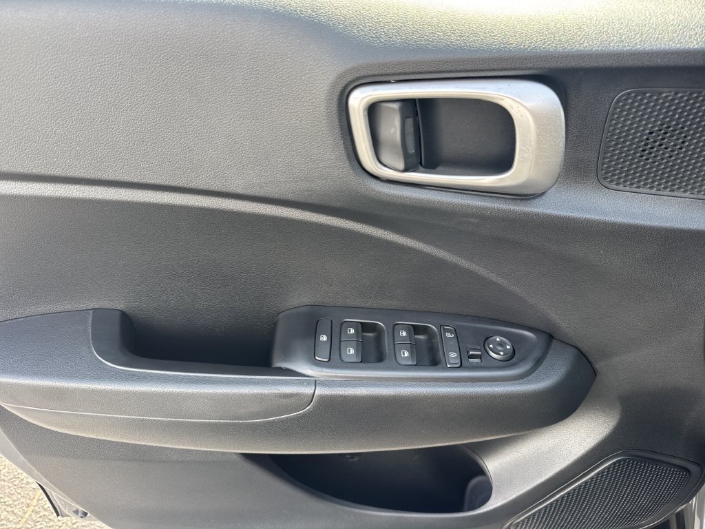 Used 2025 Hyundai Venue SE FWD image 10