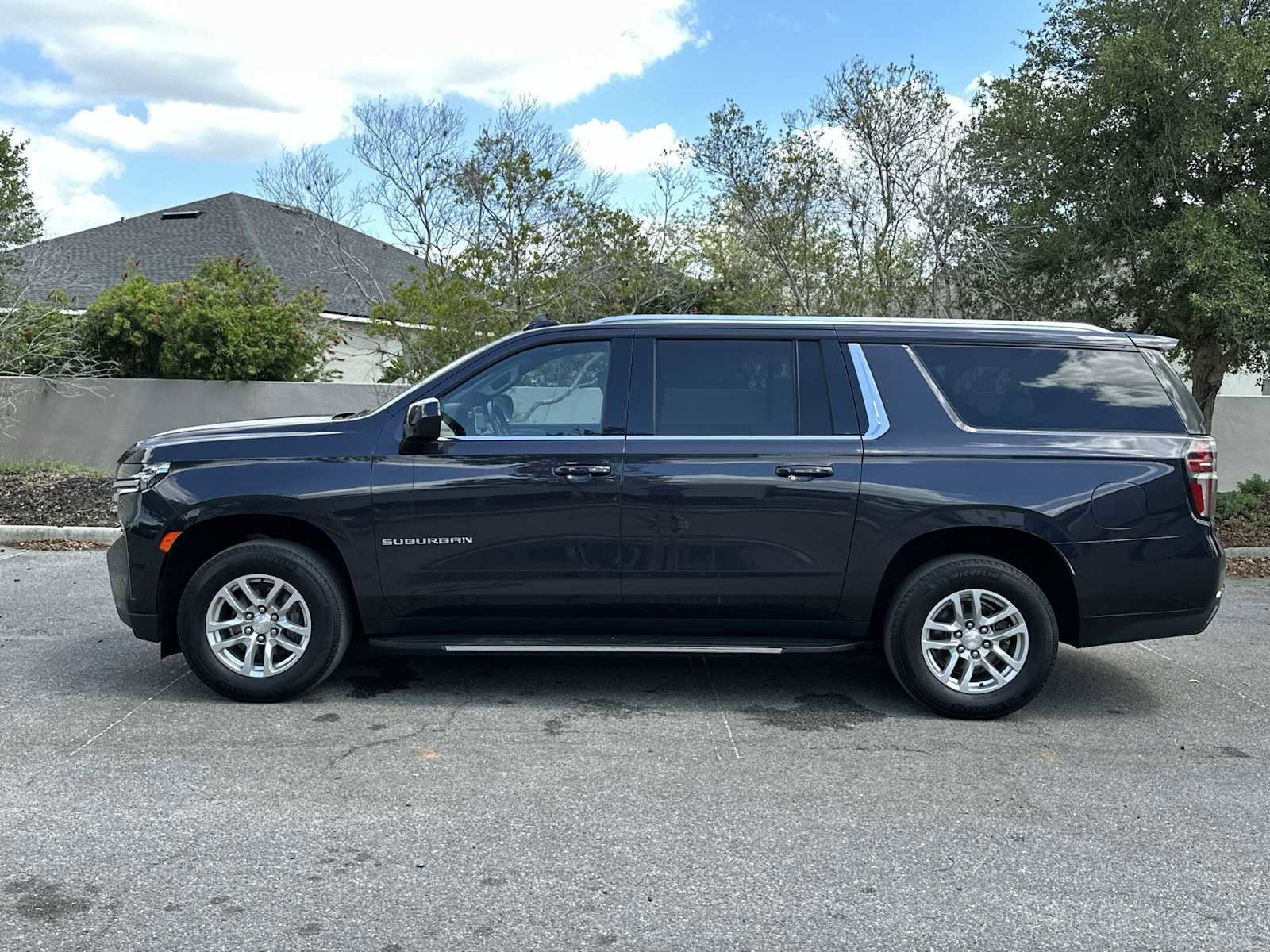 Certified 2024 Chevrolet Suburban LT RWD image 3
