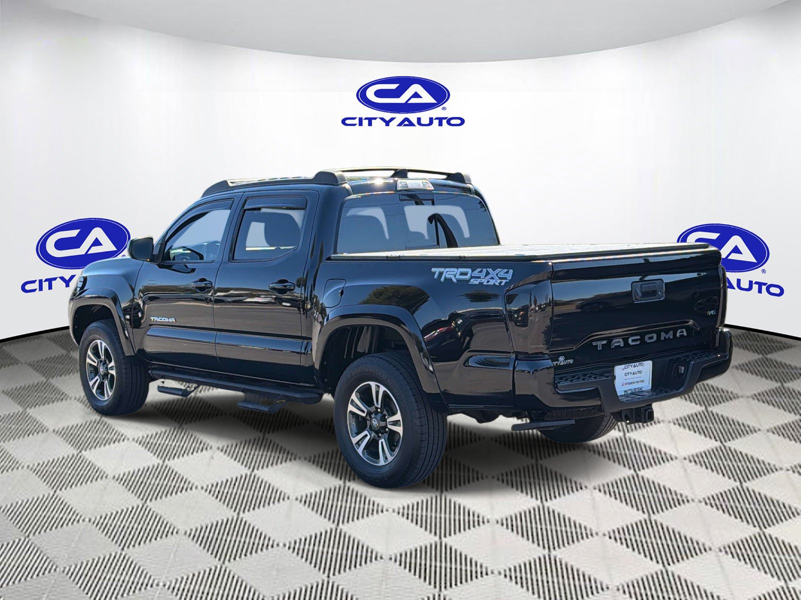 Used 2017 Toyota Tacoma TRD Sport w/ Tow Package (A/T) AWD/4WD image 5
