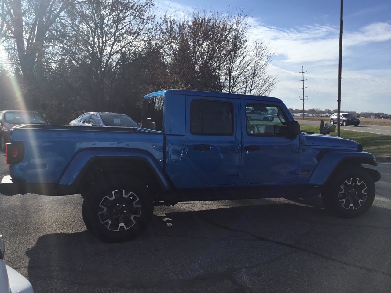 Used 2025 Jeep Gladiator Sport w/ Premium Package image 5