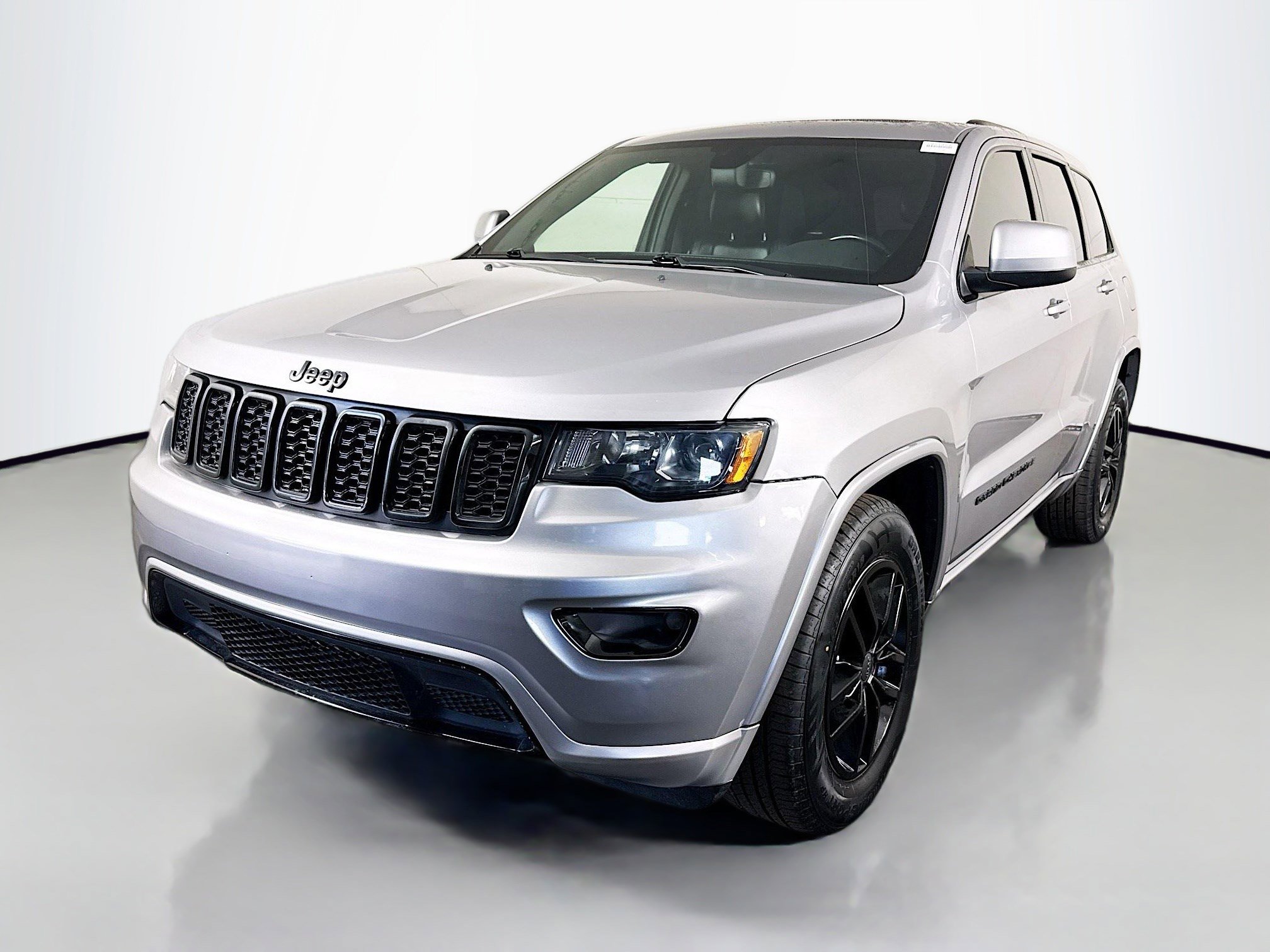Used 2019 Jeep Grand Cherokee Altitude image 4