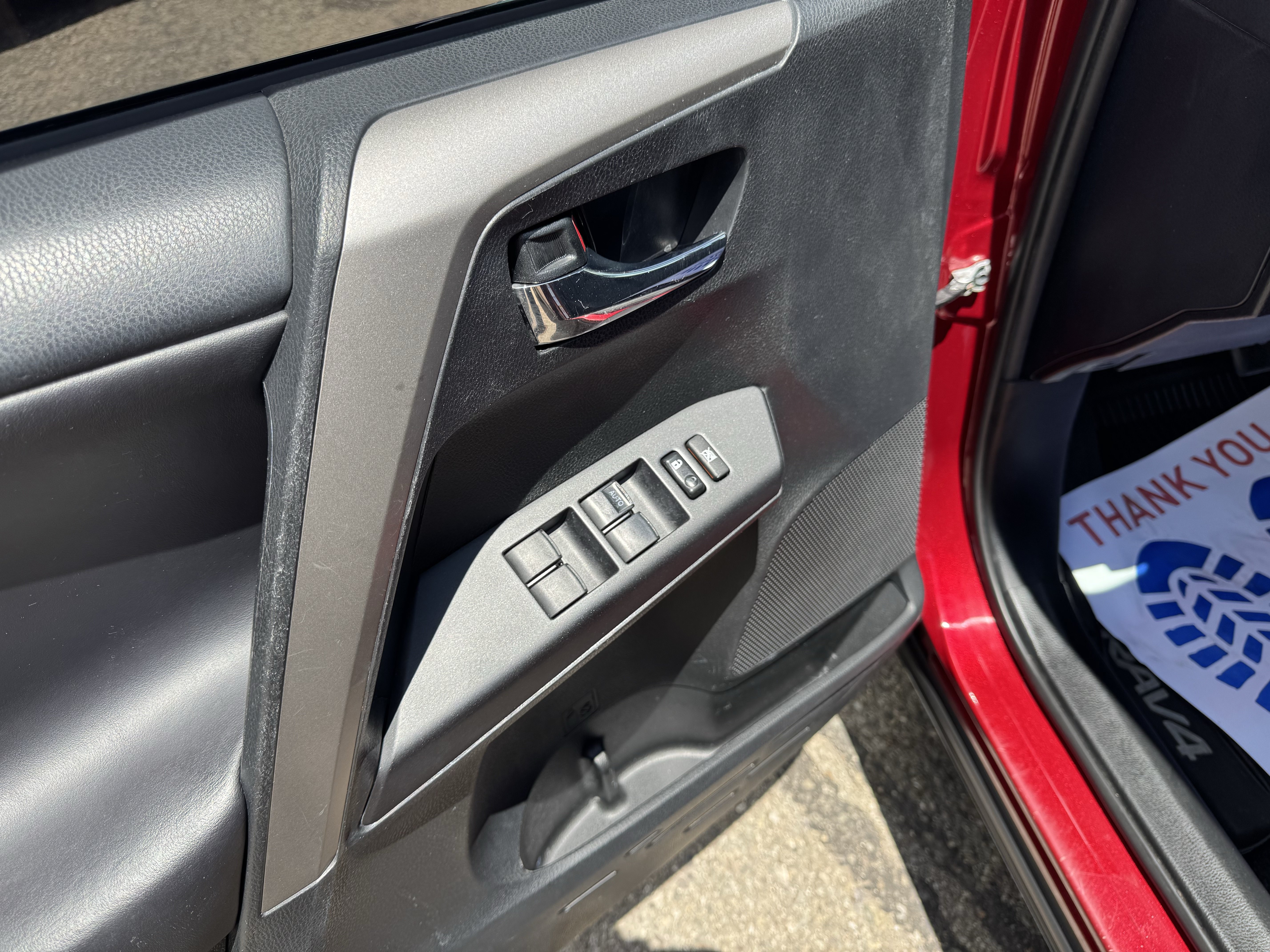 Used 2018 Toyota RAV4 XLE AWD/4WD image 17