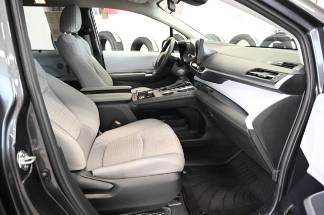 Used 2025 Toyota Sienna LE AWD/4WD image 10