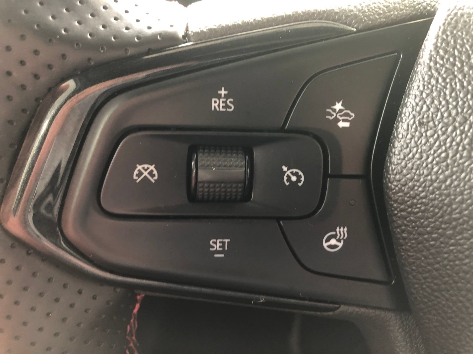 Used 2025 Chevrolet Trax RS w/ Driver Confidence Package FWD image 31