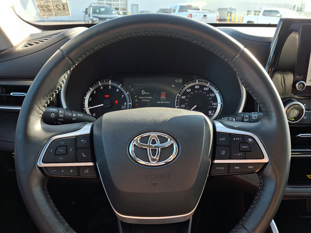 Used 2023 Toyota Highlander XLE image 19
