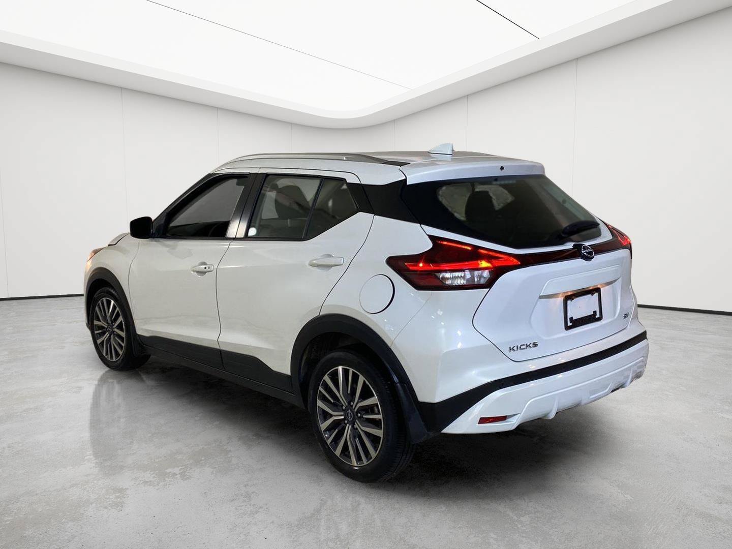 Used 2024 Nissan Kicks SV FWD image 4