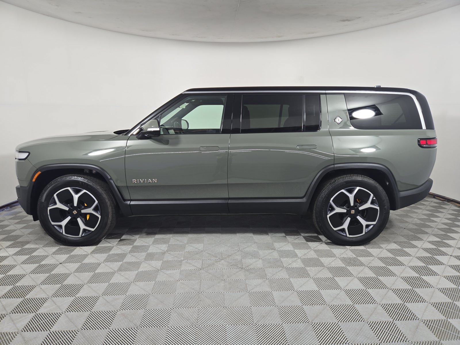 Used 2022 Rivian R1S Launch Edition Quad AWD/4WD image 2